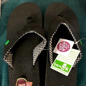 NWT Sansum Yoga Mat flip flops